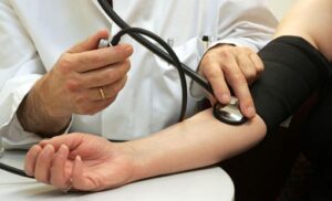 Hallazgo de investigadores chilenos podría mitigar los efectos de la hipertensión en la salud