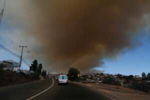 Declaran alerta roja por incendio forestal en Valparaíso y Viña del Mar