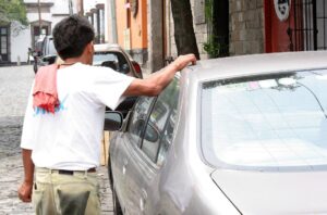 Las Condes decretará la prohibición de los limpiaparabrisas en las calles