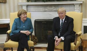 VIDEOS | El desaire de Trump a Angela Merkel: se negó a darle la mano en frente de toda la prensa