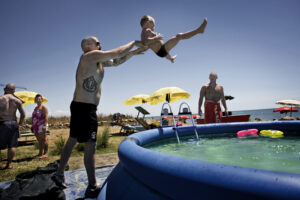 FOTOS | 22 escalofriantes imágenes que retratan la vida cotidiana de los neonazis en Europa