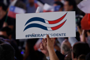 FOTOS | Encuentra las diferencias entre las gráficas de campaña de Piñera y Trump