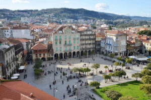 Pueblo español prohíbe el 90% de los autos y limita velocidad a 30 km/h: el resultado es increíble