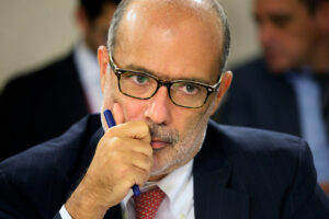 Ministro de Hacienda a empresarios de estacionamientos por tarifas: "Se subieron por el chorro"