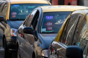 Taxistas inician paro nacional para protestar contra Uber y Cabify