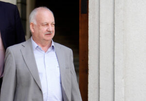 Guillermo Teillier y polémico viaje a Europa: "Ojalá existiera sólo la clase económica"