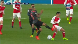 VIDEO | En la cancha no hay amigos: el "viaje" de Arturo Vidal a Alexis Sánchez en Liga de Campeones