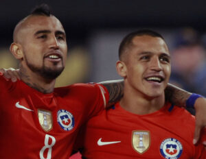 Cortante frase que le dedicó Vidal a Sánchez tras duelo de Champions es comentario obligado en Europa