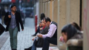 Desempleo llega al 6,6% con leve alza y mantiene brecha de género: mujeres son menos contratadas