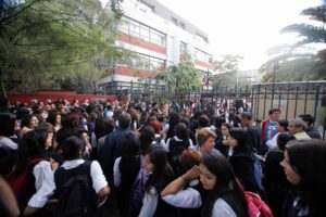 Liceo Carmela Carvajal acusa abandono de Providencia: no hay tinta para imprimir pruebas