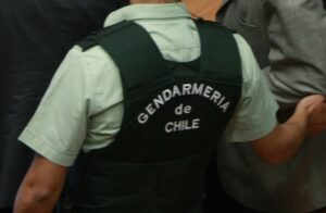 VIDEO | Gendarmes se trenzan a golpes y dejan abierta la puerta de la cárcel de Calama