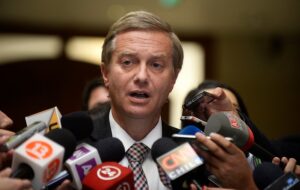 José Antonio Kast critica a tuitero por usar la tarjeta Junaeb para comer con Denise Rosenthal