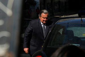 VIDEO | Ignacio Urrutia y Gustavo Hasbún (UDI) visitan a ex alcalde Labbé, detenido en causa de DD.HH.