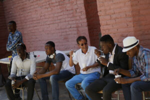 Dueño de piezas donde haitianos viven hacinados rompe el silencio: 