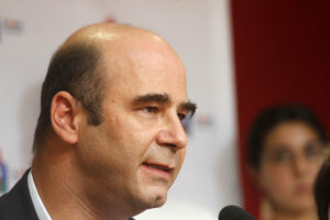 Fernando Atria se acerca al Frente Amplio en medio de rumores de renuncia al PS