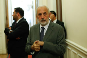 Acusan a Jorge Abbott de aplicar 