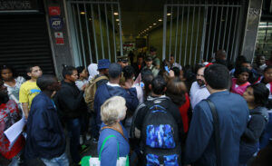Española en Chile denuncia cruel episodio de burlas contra negros y embarazadas en Extranjería