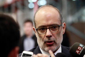 Ni un peso más a las AFP: Ministro Valdés confirmó que no administrarán el 5% de cotización adicional