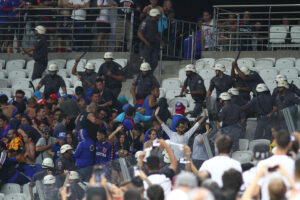 VIDEO | Insólito: hinchas de la U encaran a Matías Rodríguez por criticar los destrozos en Brasil