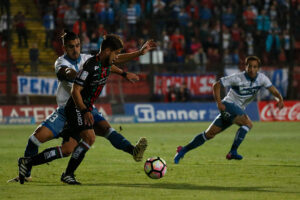 FOTO | Hinchada de la UC muestra bandera de Israel para provocar a seguidores de Palestino