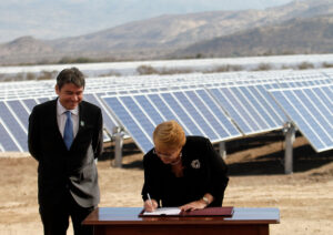 Bachelet firma Acuerdo de París con fuerte indirecta a Donald Trump