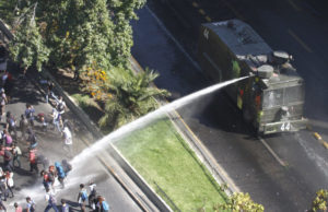 Suspenden a carabinero a cargo de carro lanza agua que lesionó a joven durante marcha del 8M