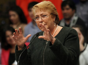 Bachelet pide aprobar reforma educacional y 