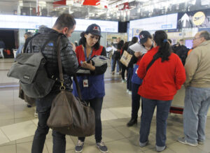 FOTOS | Así se realiza el censo a pasajeros en el Aeropuerto Internacional de Santiago