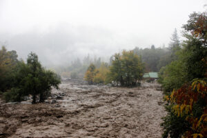 Claudio Orrego llamó a la población a juntar agua ante lluvias en el sector cordillerano