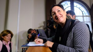 Beatriz Sánchez llega al Servel a entregar 10 mil firmas reunidas para inscribir a RD en primarias legales