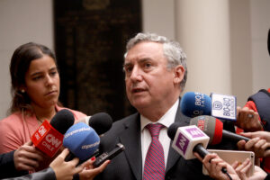 Ennio Vivaldi celebra idea de legislar la Ley de Educación Superior y pide fortalecer rol del Estado