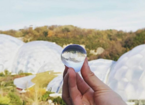 VIDEO | No más botellas de plástico: crean burbujas de agua bebestibles