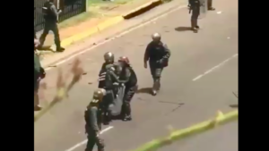 Crisis en Venezuela: dramático registro muestra momento en que joven fue asesinada durante marcha