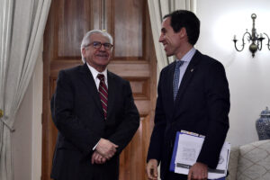 Alcalde de Santiago pide apoyo al Gobierno para paliar deuda educacional de la comuna