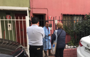 FOTO | Genial: ciudadano recibió a la Presidenta Bachelet en pijama