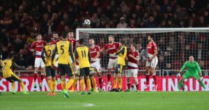 VIDEOS | Alexis volvió al gol en Inglaterra y celebró victoria de Arsenal con pequeño hincha