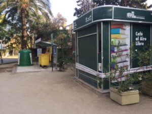 Nueva polémica lectora en Providencia: más de 200 libros de bibliotecas fueron a parar a la basura