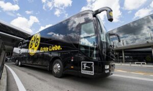 Bomba explota a metros del bus del Borussia Dortmund: Marc Bartra herido