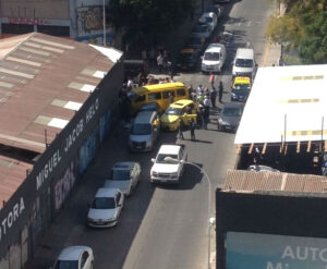 Choque entre un auto y un furgón escolar dejó un saldo de 14 menores lesionados