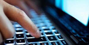 La lista con los 24 cursos gratuitos en línea de la U. de Chile y la UC para este verano