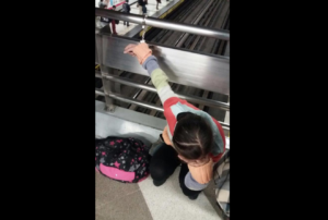VIDEO | Denuncian que guardia del Metro esposó por 2 horas a estudiante por equivocarse de salida