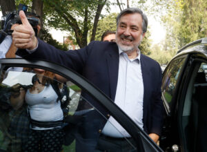 Alejandro Guillier se convierte en el candidato presidencial del Partido Socialista