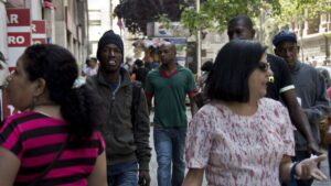 Voluntarios chilenos hacen clases de español a haitianos en Chillán