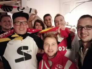 FOTOS | Hinchas del Dortmund hospedaron a fans del Mónaco tras suspensión del duelo por atentado