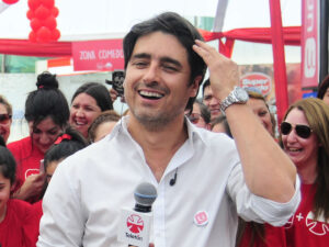 Ministerio de Energía fija el cambio de hora para este año con troleo a Jorge Zabaleta