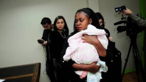 Mujer presenta querella contra Hospital San José tras parir en el pasillo