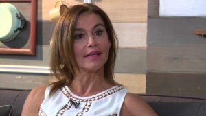 Actriz Pilar Cox llega con una herida de cuchillo en el abdomen a recinto asistencial