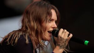 VIDEO | Cantante sueca mostró más de la cuenta en su show en Lollapalooza