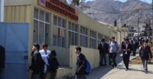 Veinte veces evacuados: liceo de Antofagasta en paro por constante emanación de gases