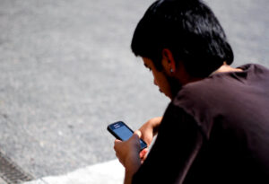 Senadores buscan replicar a Francia y prohibir uso de celulares en colegios